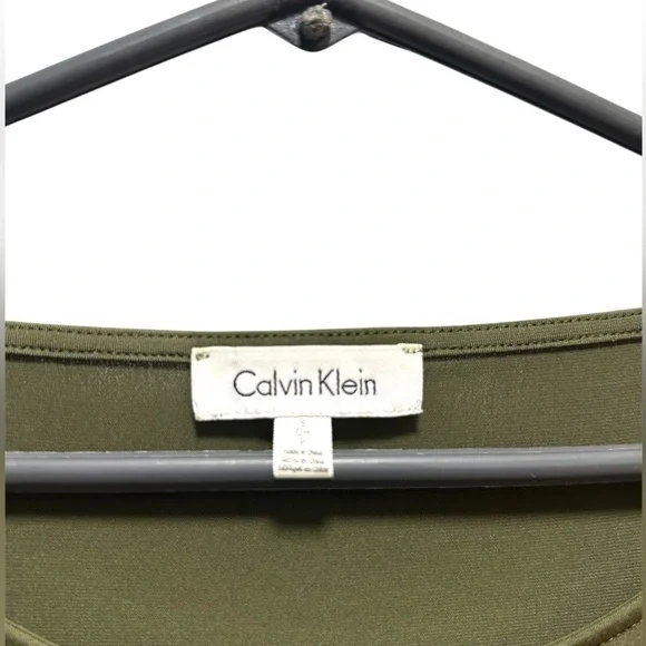 NWOT Calvin Klein Olive Green Women's Top with pockets - Picture 3 of 3